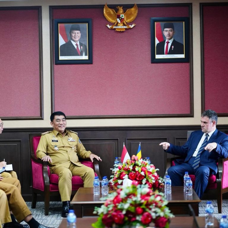 Gubernur Sulawesi Utara Yulius Selvanus bersama Dubes Rumania