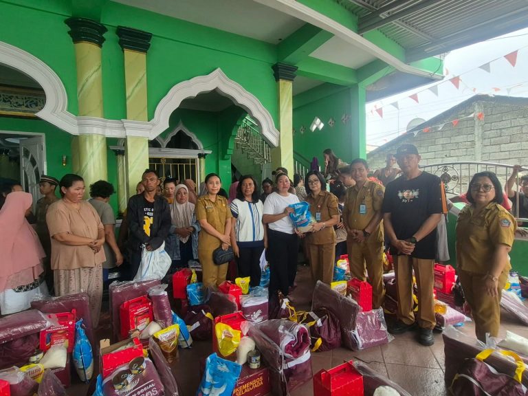 pastikan-pemerintah-hadir-bagi-warga-terdampak,-gubernur-yulius-instruksikan-bantuan-untuk-39-kk-korban-kebakaran